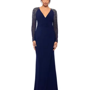 Vestido de noche pequeño con escote en V y mangas de malla