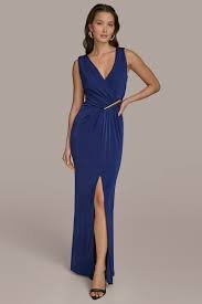 VESTIDO CON ESCOTE EN V Y BARRA LATERAL