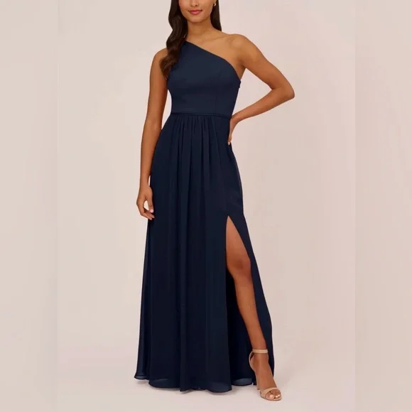 m_wp_68180b96b944916f9f6308af Vestido de gasa de un solo hombro de Adrianna Papell, talla 12, azul marino, para baile, gala y fiesta - Image 1